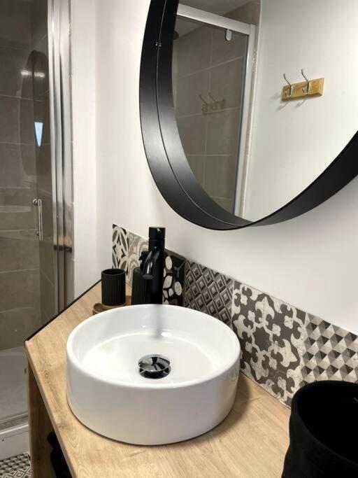 Bel Appartement Sur Cour Plein Centre Ville Et Parking Мулин Екстериор снимка