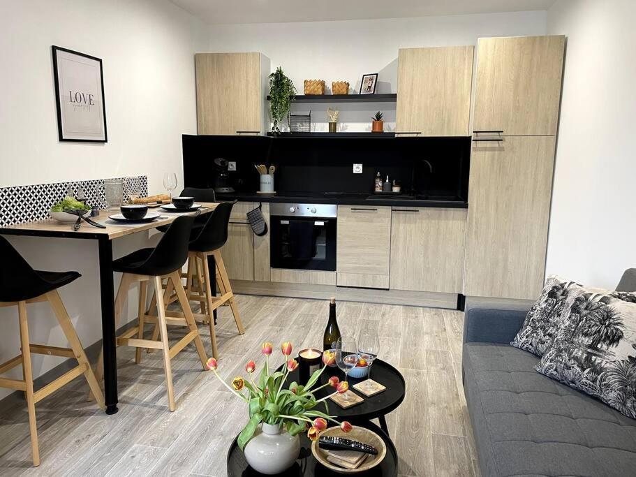 Bel Appartement Sur Cour Plein Centre Ville Et Parking Мулин Екстериор снимка