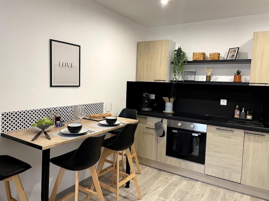 Bel Appartement Sur Cour Plein Centre Ville Et Parking Мулин Екстериор снимка