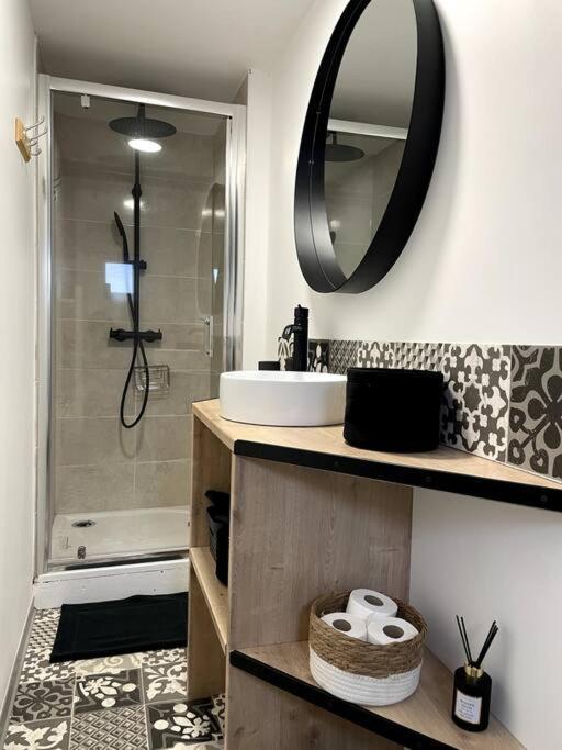 Bel Appartement Sur Cour Plein Centre Ville Et Parking Мулин Екстериор снимка